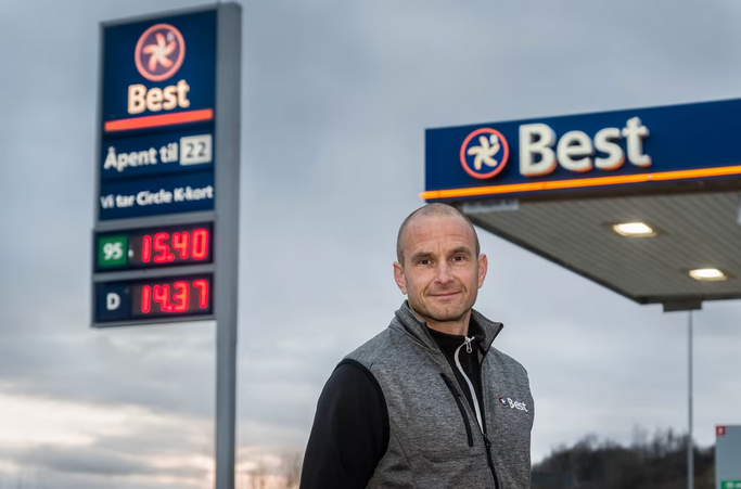 Eier av YX Hegra smiler i butikken