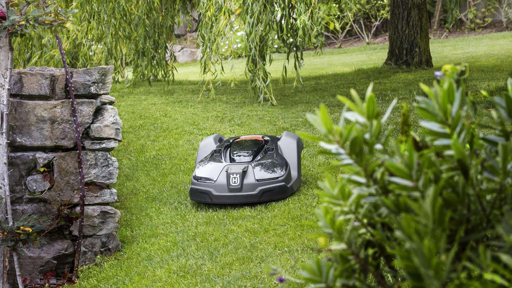 Robotklipper i bruk på plen